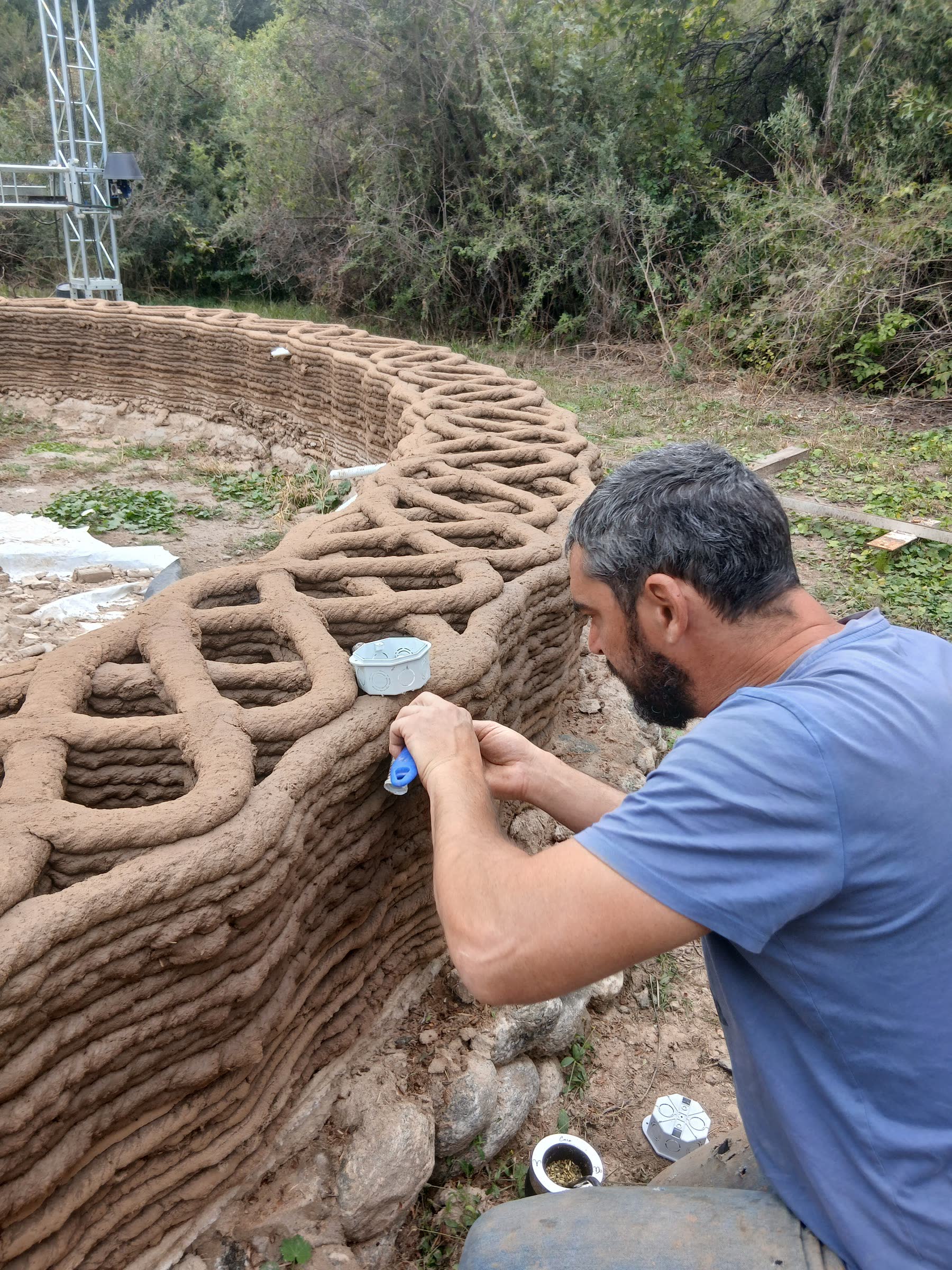 Trabajando sobre un muro impreso en tierra cruda