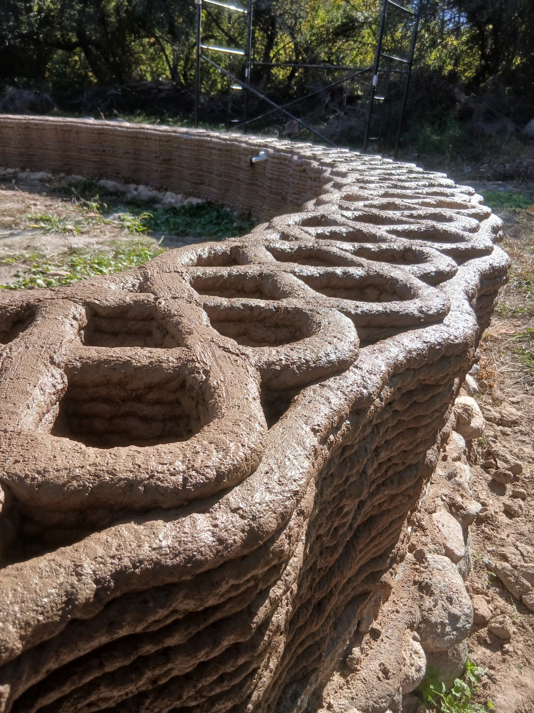 La curva del muro impreso, con la trama de la última hilada
