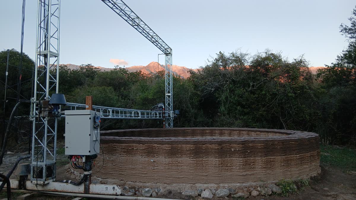 El pórtico de la impresora sobre el muro circular, con las sierras al fondo