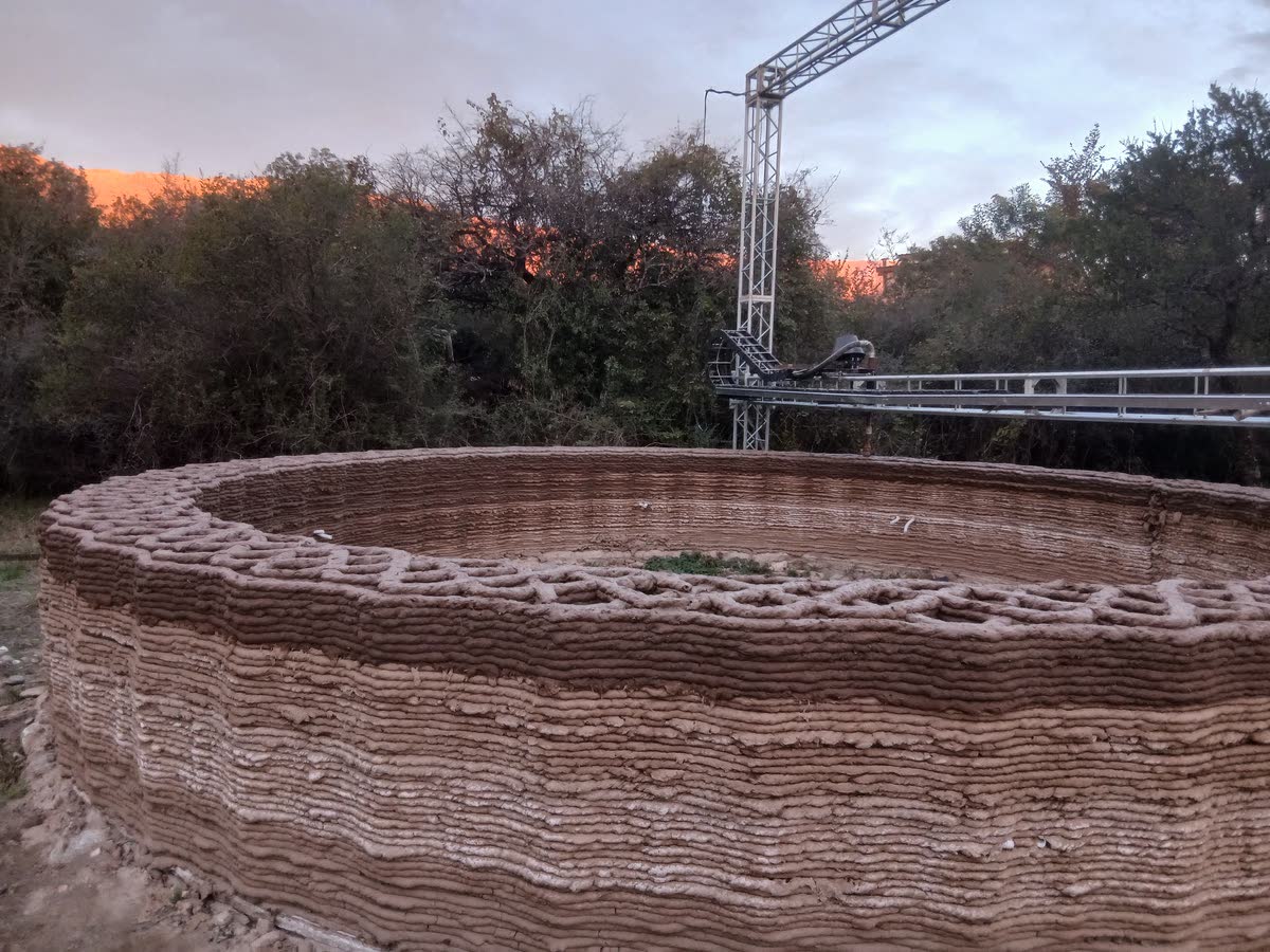 El muro impreso en tierra, al atardecer